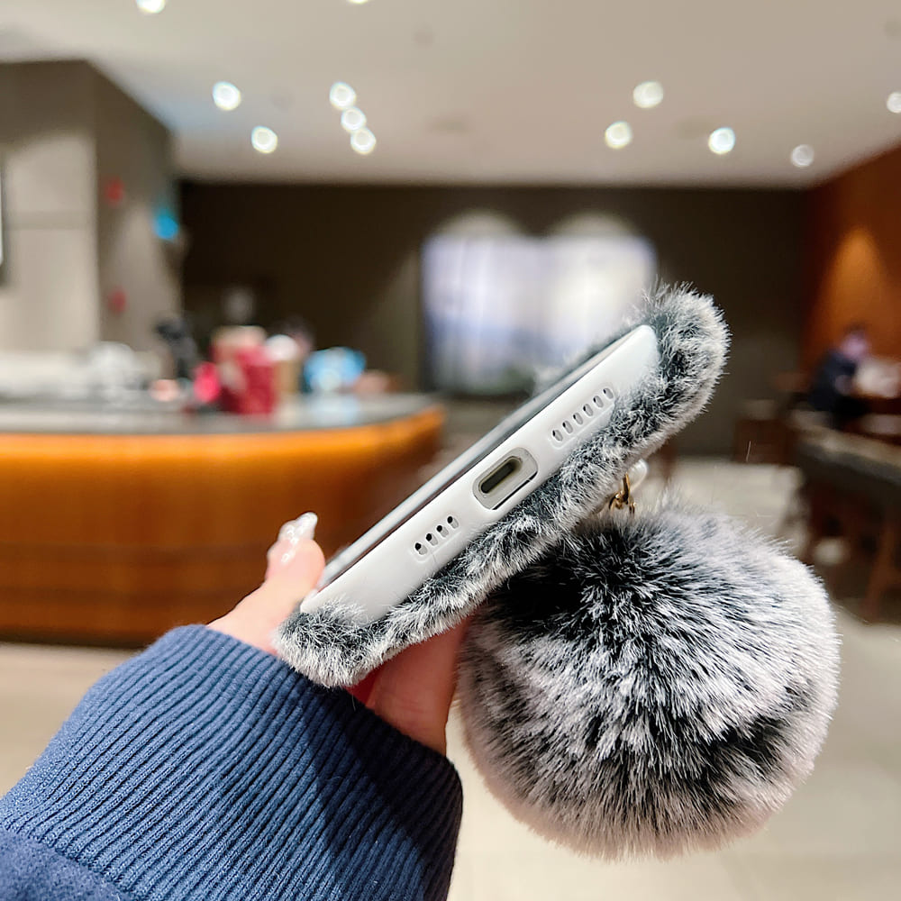 Luxury Winter Soft Furry Phone Case With Pearl Bracelet