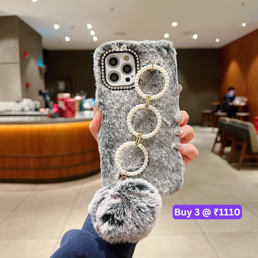 Luxury Winter Soft Furry Phone Case With Pearl Bracelet - iPhone 14 Pro