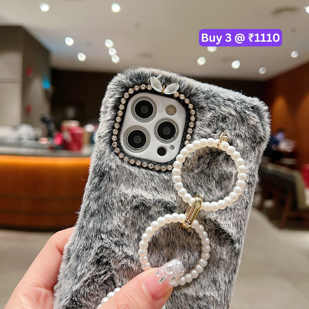 Luxury Winter Soft Furry Phone Case With Pearl Bracelet - iPhone 14 Pro
