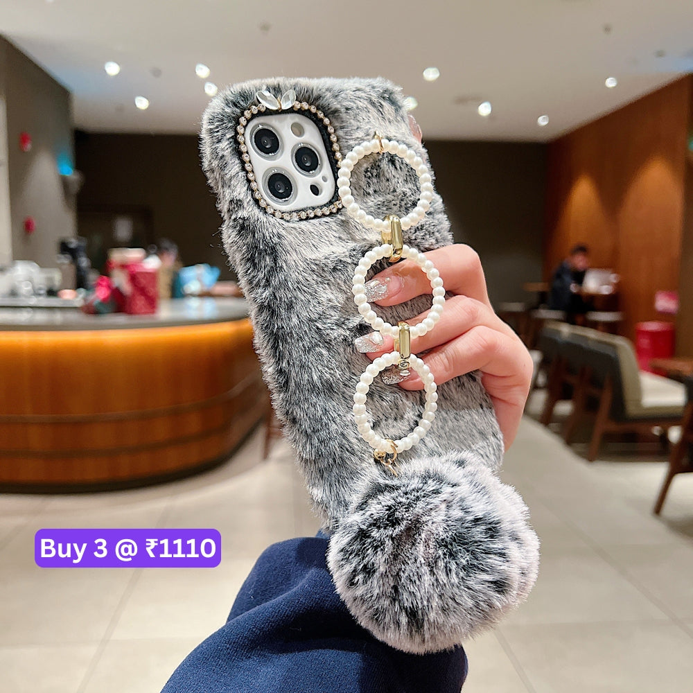 Luxury Winter Soft Furry Phone Case With Pearl Bracelet - iPhone 14 Pro