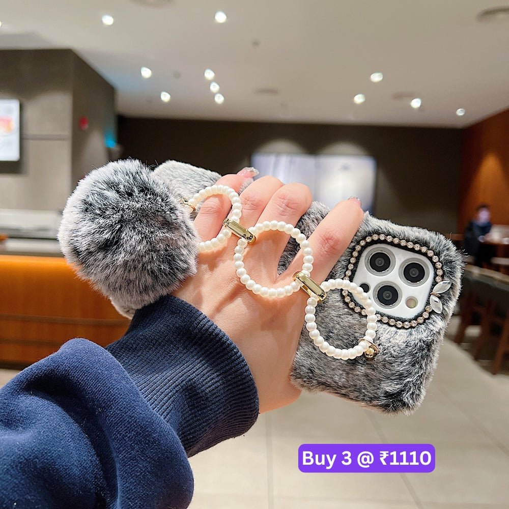 Luxury Winter Soft Furry Phone Case With Pearl Bracelet - iPhone 14 Pro