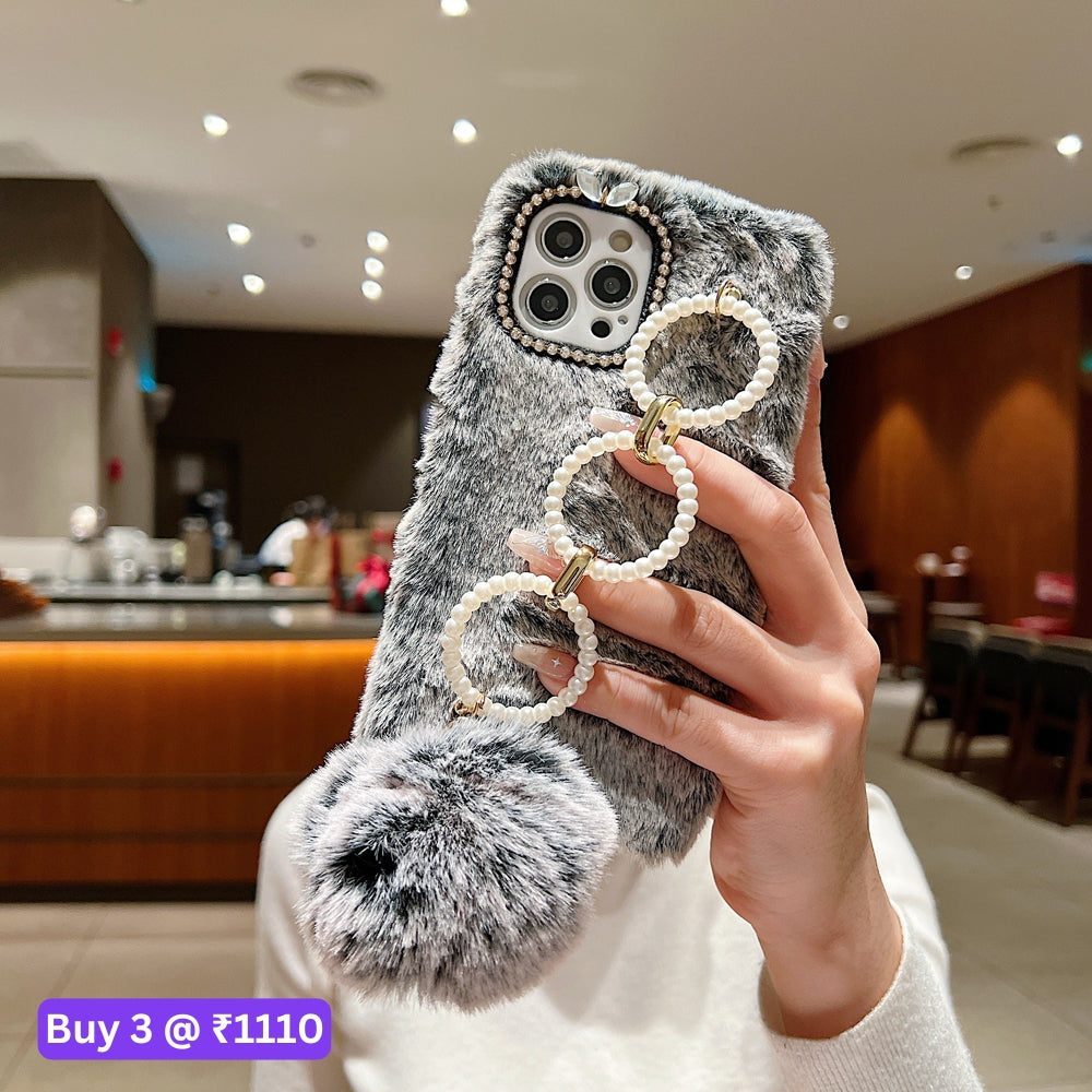 Luxury Winter Soft Furry Phone Case With Pearl Bracelet - iPhone 14 Pro