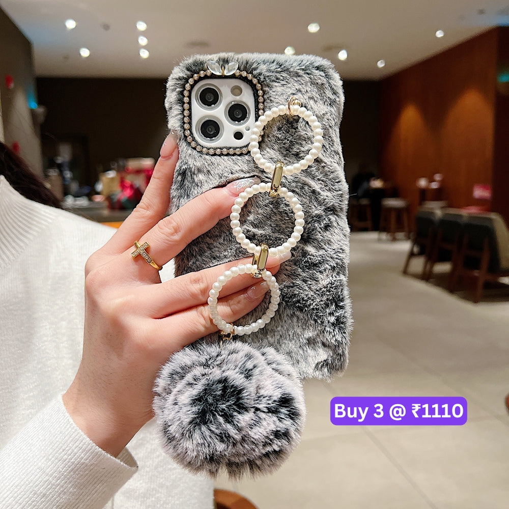 Luxury Winter Soft Furry Phone Case With Pearl Bracelet - iPhone 14 Pro