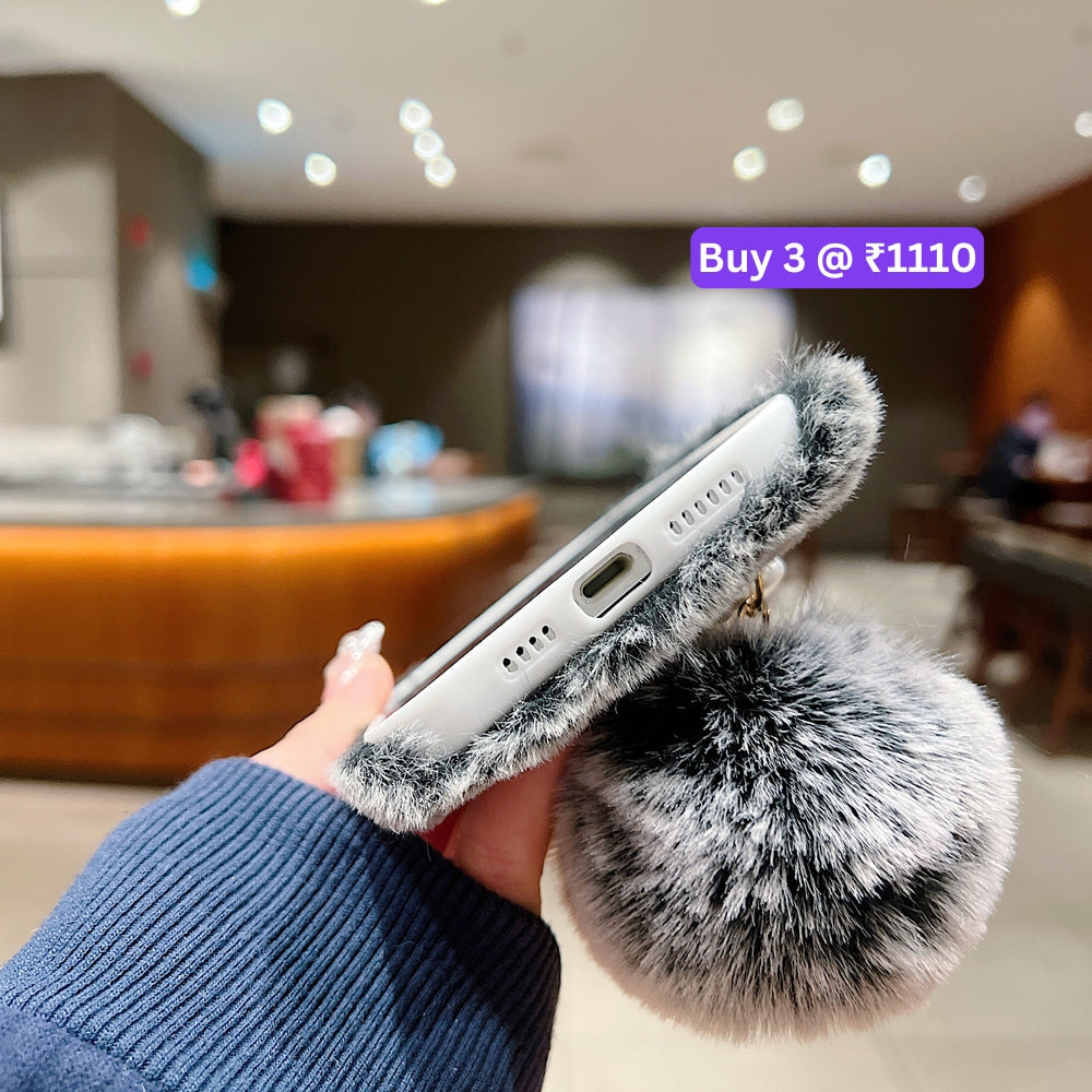 Luxury Winter Soft Furry Phone Case With Pearl Bracelet - iPhone 14 Pro